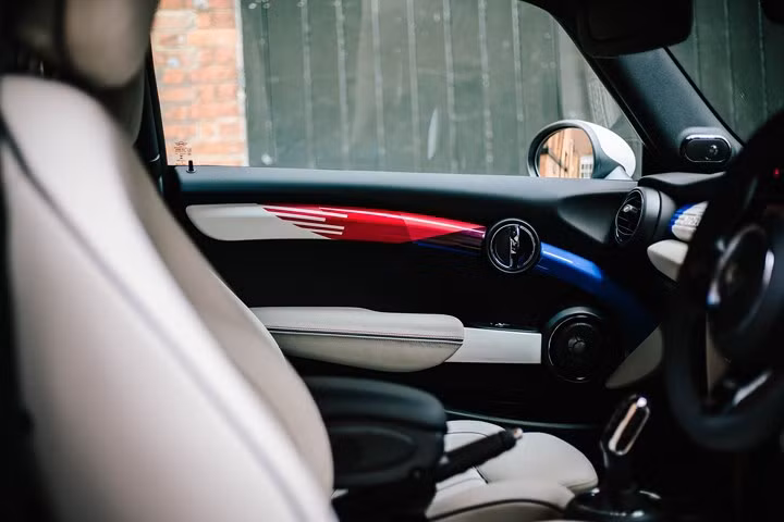 Ngắm nhìn chiếc Mini đặc biệt chào đón đám cưới Hoàng tử Harry