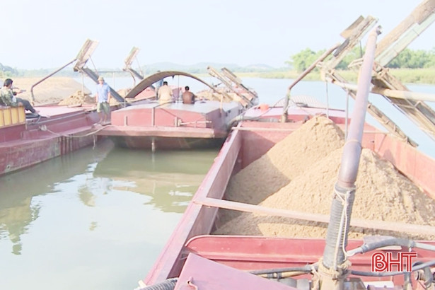 Bắt quả tang 3 xà lan khai thác cát trái phép trên sông Ngàn Sâu