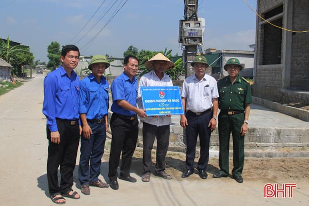 Bộ đội Biên phòng giúp người dân Kỳ Hà xây dựng nông thôn mới