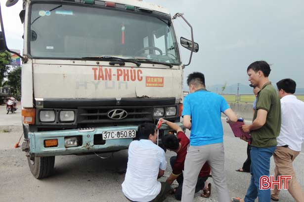 phoi lua tren quoc lo 1 phu nu bi xe tai tong tu nan