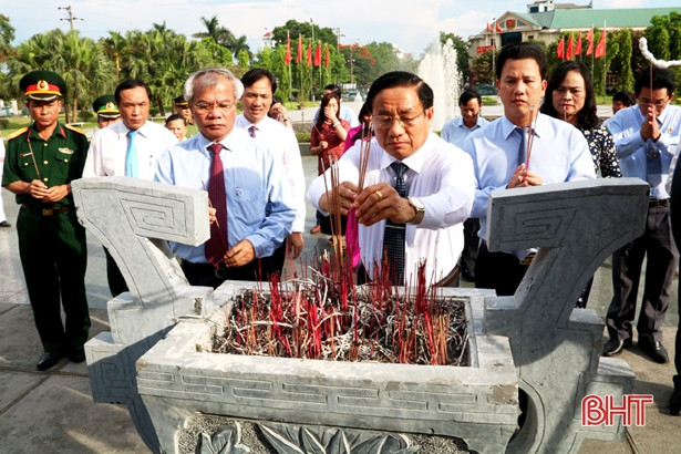 Lãnh đạo Hà Tĩnh dâng hương nhân kỷ niệm 128 năm ngày sinh Chủ tịch Hồ Chí Minh
