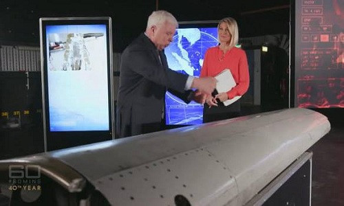 Điều tra viên Larry Vance giải thích về một mảnh vỡ được phục hồi của MH370. Ảnh: CBS News. Giả thuyết mới về việc phi công MH370 cố tình đâm máy bay xuống biển