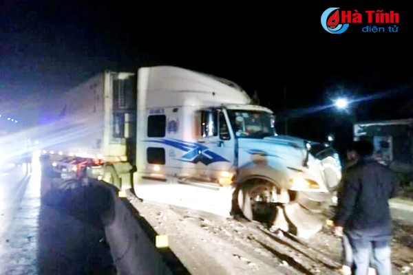 hung than xe container vuot au o khuc cua gap