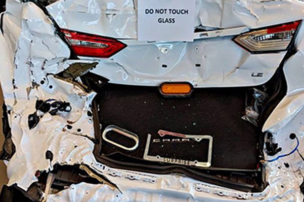 Đại lý Toyota trưng bày Camry bị đâm rúm ró để chứng minh độ an toàn