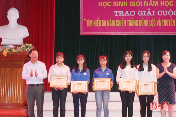 can loc trao thuong cuoc thi tim hieu 50 nam chien thang dong loc