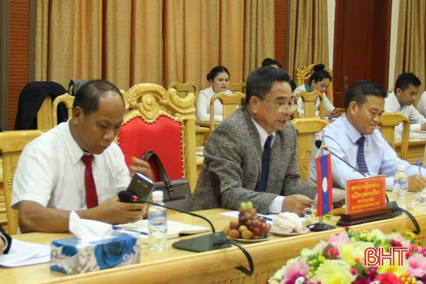 Huyện Khăm Cợt muốn học hỏi kinh nghiệm làm NTM của Vũ Quang