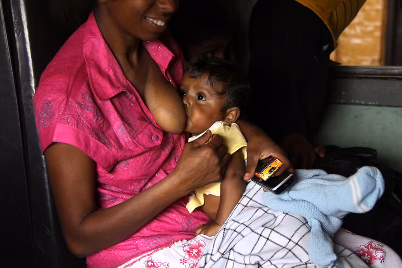 Nhiếp ảnh gia người Bỉ đi khắp thế giới chụp ảnh về tình mẫu tử