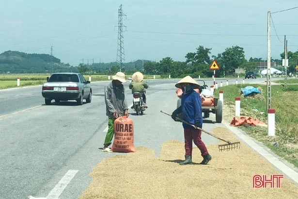 Tái diễn tình trạng biến đường thành... sân phơi!