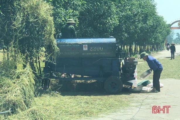 Hà Tĩnh chỉ đạo xử lý tình trạng sử dụng lòng, lề đường làm sân phơi, tuốt lúa