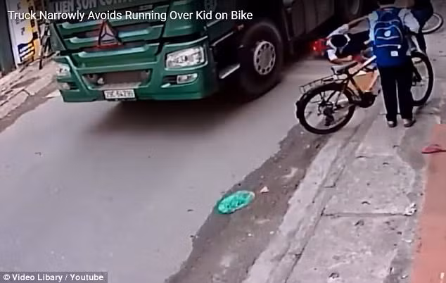 hung than xe container vuot au o khuc cua gap