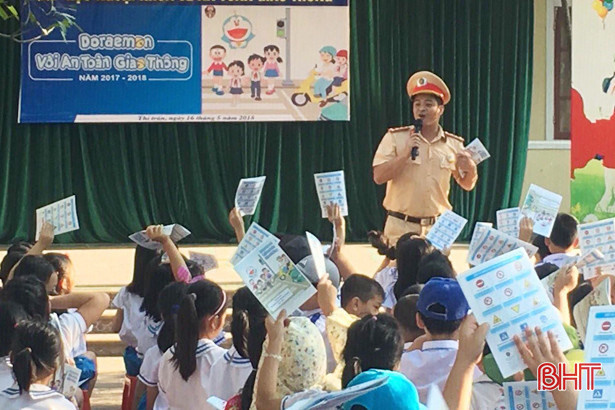 Tuyên truyền phổ biến luật giao thông cho hơn 1.000 học sinh tiểu học
