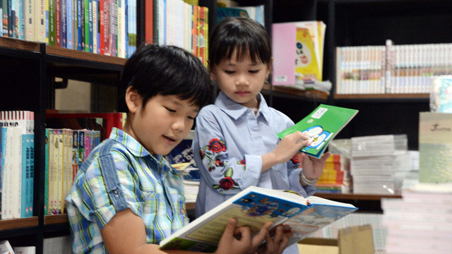 Vì sao phương Tây xem sách là bạn, còn người Việt cắm cúi vào màn hình? ảnh 1 Vì sao phương Tây xem sách là bạn, còn người Việt cắm cúi vào màn hình?