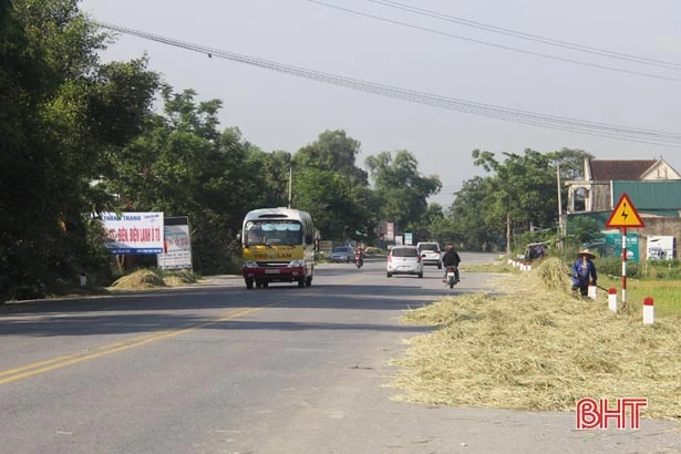 Tái diễn tình trạng biến đường thành... sân phơi!