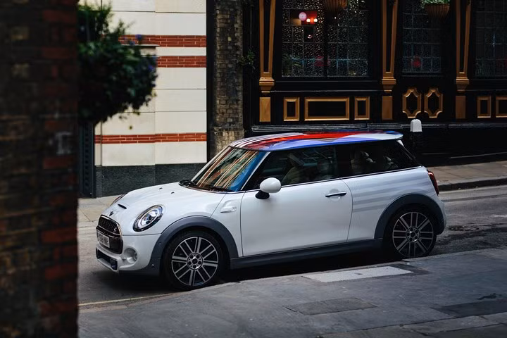 Ngắm nhìn chiếc Mini đặc biệt chào đón đám cưới Hoàng tử Harry