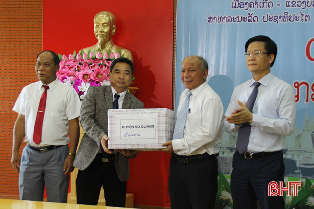 Huyện Khăm Cợt muốn học hỏi kinh nghiệm làm NTM của Vũ Quang