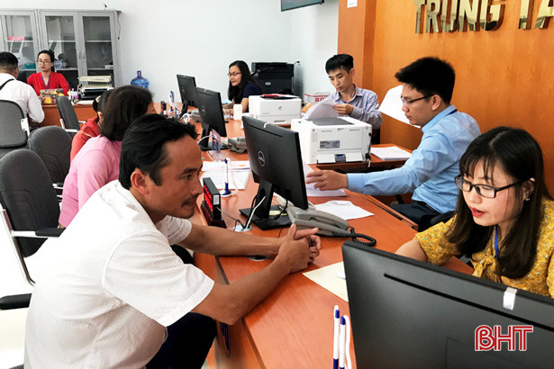 toi duoc can bo trung tam hanh chinh cong don tiep rat an can