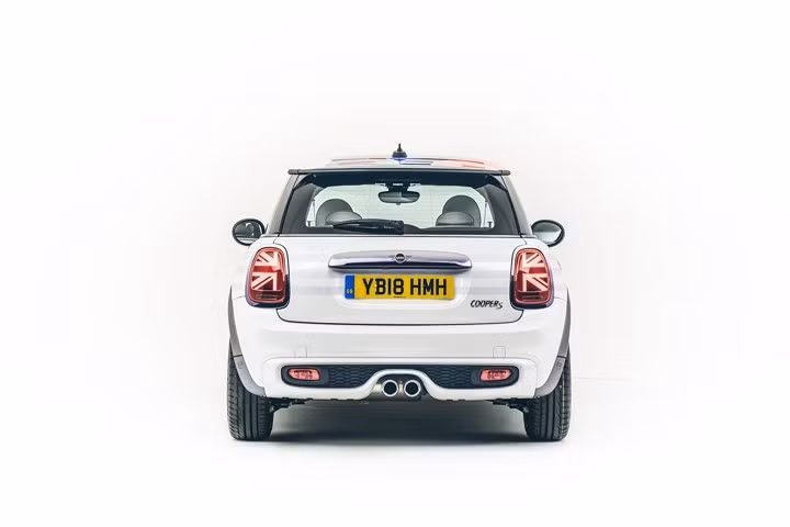 Ngắm nhìn chiếc Mini đặc biệt chào đón đám cưới Hoàng tử Harry