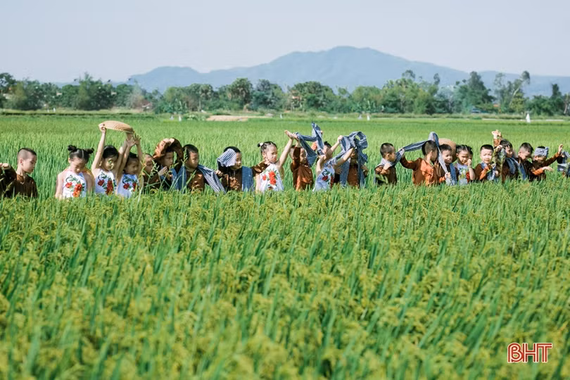 Ngộ nghĩnh bộ ảnh “Bé làm nông dân” của trẻ Mầm non Trí Đức