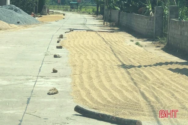 Tái diễn tình trạng biến đường thành... sân phơi!