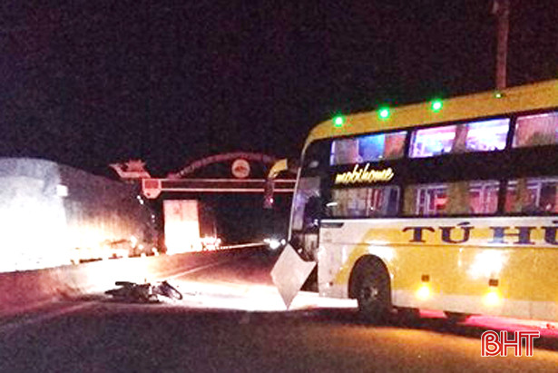 Va chạm với xe giường nằm, 2 người thương vong