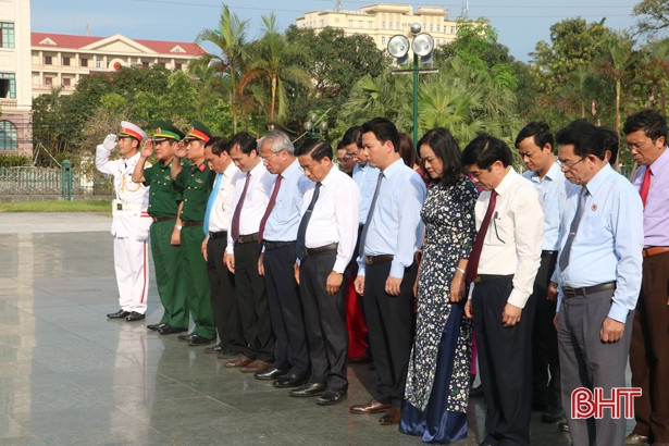 Lãnh đạo Hà Tĩnh dâng hương nhân kỷ niệm 128 năm ngày sinh Chủ tịch Hồ Chí Minh