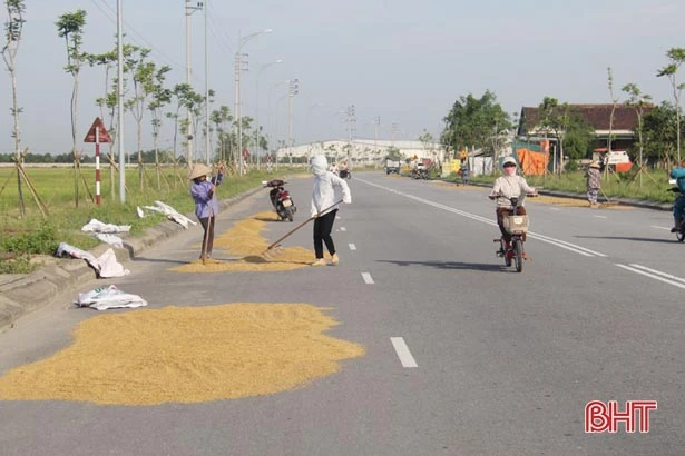 Tái diễn tình trạng biến đường thành... sân phơi!