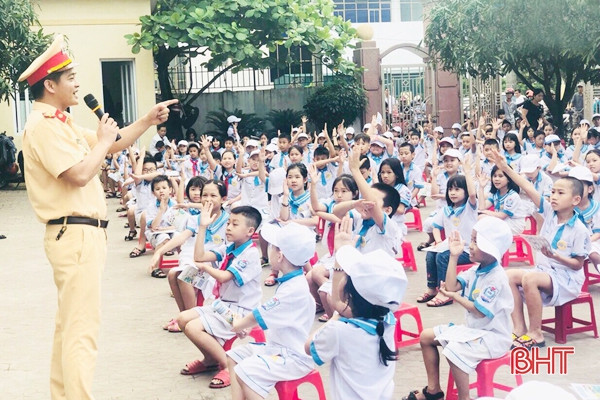 Tuyên truyền phổ biến luật giao thông cho hơn 1.000 học sinh tiểu học