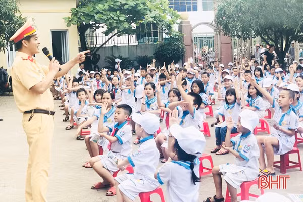 Tuyên truyền phổ biến luật giao thông cho hơn 1.000 học sinh tiểu học
