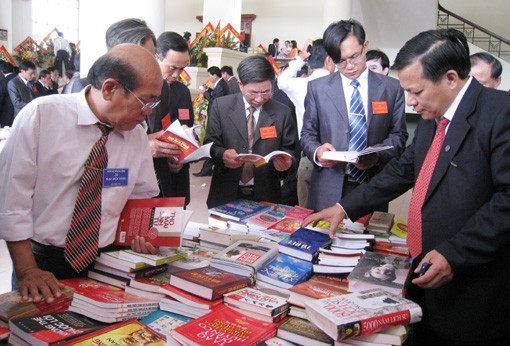 Các đại biểu Trung ương về dự Đại hội Quầy sách phục vụ Đại hội của Công ty Phát hành sách Hà Tĩnh