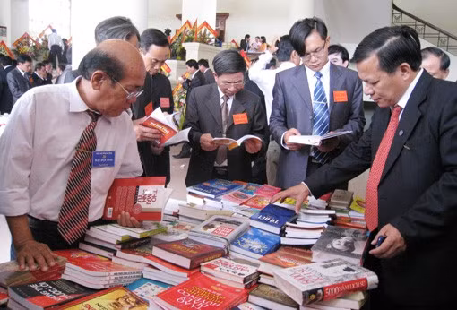 Các đại biểu Trung ương về dự Đại hội Quầy sách phục vụ Đại hội của Công ty Phát hành sách Hà Tĩnh