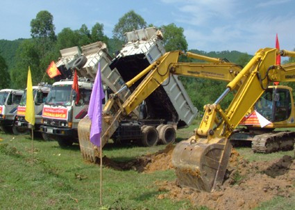 Lực lượng xe máy của các đơn vị thi công sẵn sàng cho việc xây dựng công trình