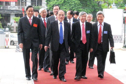 Các đại biểu Trung ương về dự Đại hội Quầy sách phục vụ Đại hội của Công ty Phát hành sách Hà Tĩnh