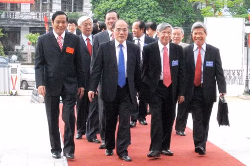 Các đại biểu Trung ương về dự Đại hội Quầy sách phục vụ Đại hội của Công ty Phát hành sách Hà Tĩnh