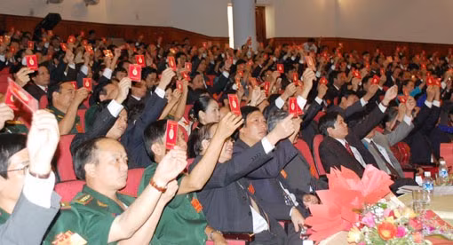 Các đại biểu biểu quyết thông qua Nghi quyết Đại hội