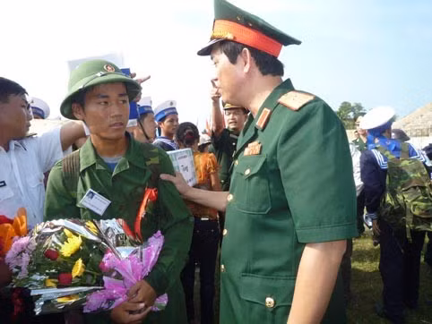 Thiếu tướng Trương Đình Quý dặn dò, động viên chiến sĩ mới