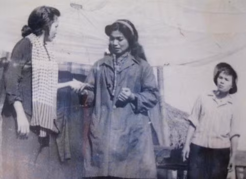 Phạm Thị Thành (người thứ nhất bên phải sang) trong vở kịch “Sài Gòn rực lửa” của Ngô Y Linh tại chiến trường B năm 1969. Ảnh do nhân vật cung cấp Phạm Thị Thành (người thứ nhất bên phải sang) trong vở kịch “Sài Gòn rực lửa” của Ngô Y Linh tại chiến trường B năm 1969. Ảnh do nhân vật cung cấp