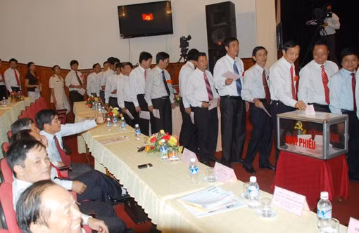 Đại biểu biểu quyết thông qua Danh sách bầu cử Đại biểu bỏ phiếu bầu BCH Đảng bộ tỉnh Hà Tĩnh, khóa XVII, nhiệm kỳ 2010-2015 Đại biểu tham gia bỏ phiếu bầu Bí thư Tỉnh uỷ, khóa XVII, nhiệm kỳ 2010-2015