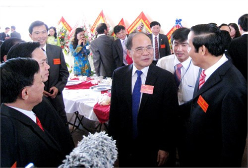 Phó Thủ tướng Thường trực Chính phủ Nguyễn Sinh Hùng trò chuyện với các đại biểu dự đại hội