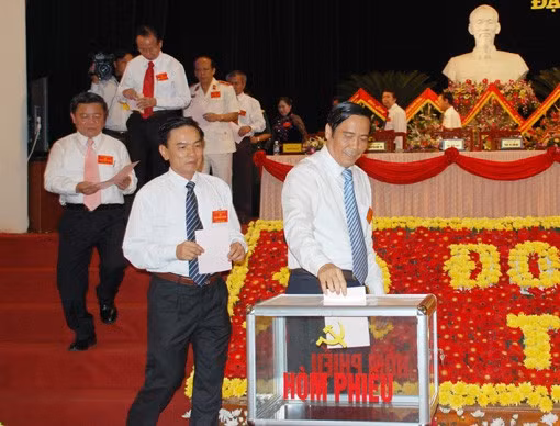 Đại biểu biểu quyết thông qua Danh sách bầu cử Đại biểu bỏ phiếu bầu BCH Đảng bộ tỉnh Hà Tĩnh, khóa XVII, nhiệm kỳ 2010-2015 Đại biểu tham gia bỏ phiếu bầu Bí thư Tỉnh uỷ, khóa XVII, nhiệm kỳ 2010-2015