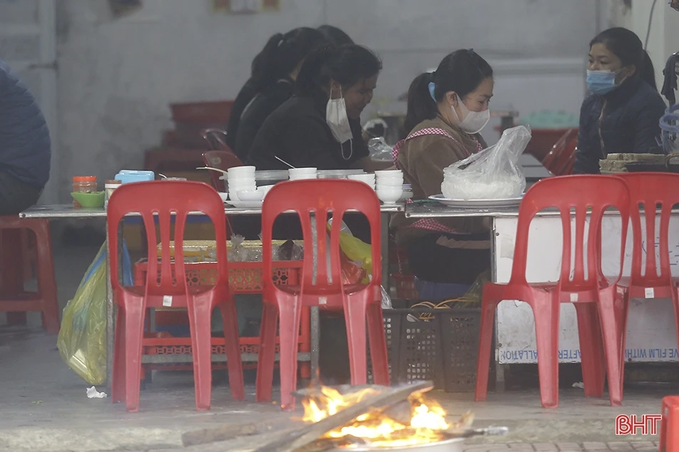 Giá lạnh bao trùm trên phố ở Hà Tĩnh