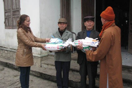 Tặng quà cho gia đình ông Nguyễn Duy Loăng-Xóm 4 An Lộc