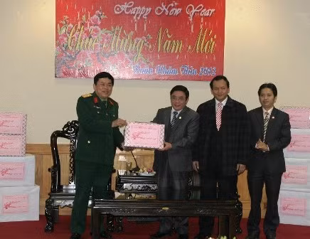 Đại tá Phạm Đức Thọ - Phó Chủ nhiệm Cục Chính trị Quân khu 4 chúc Tết Đảng bộ và nhân dân Hà Tĩnh.
