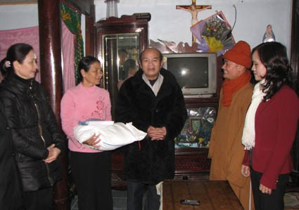 Tặng quà cho gia đình ông Nguyễn Xuân Lành-Xóm Liên Tân-xã Thạch Kim