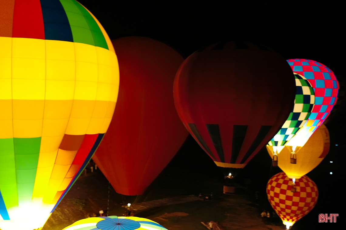 Rực rỡ đêm hoa đăng khinh khí cầu chào mừng SEA Games 31 ở Hà Tĩnh