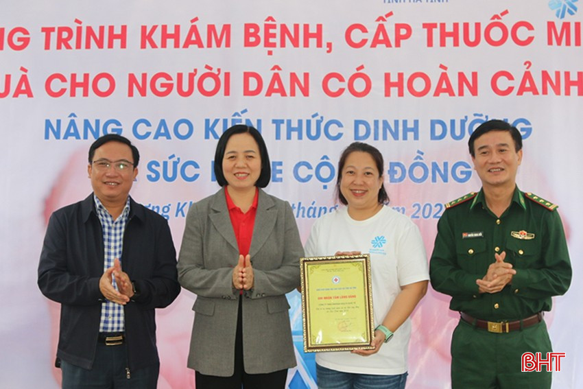 Trong khuôn khổ chương trình, Hội Chữ thập đỏ tỉnh cũng trao giấy ghi nhận "Tấm lòng vàng" và gửi lời cảm ơn sâu sắc đến Công ty TNHH Siberian Health quốc tế vì đã tổ chức hoạt động nhân đạo. bqbht_br_z6060494061618-7de3289ab66af74849659f012f9b0453.jpg