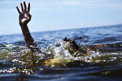 Cho thuyền cập bờ, 2 cha con rơi xuống biển cửa Nhượng mất tích