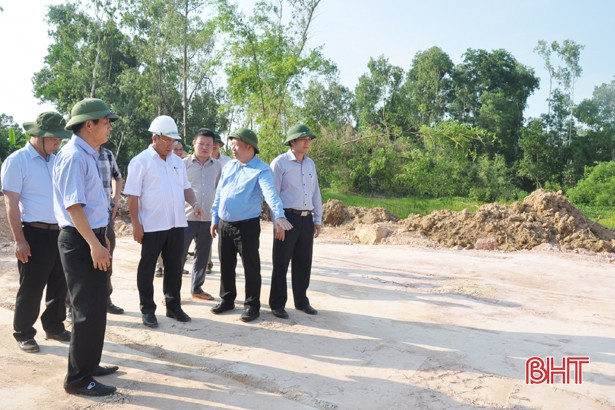 bi thu tinh uy kiem tra tien do cong trinh ky niem 50 nam chien thang dong loc