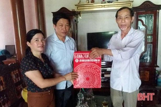 trao 70 suat qua cho doan vien cong doan co hoan canh kho khan