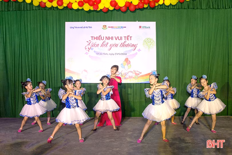 Tết thiếu nhi sớm ở Làng trẻ em mồ côi Hà Tĩnh