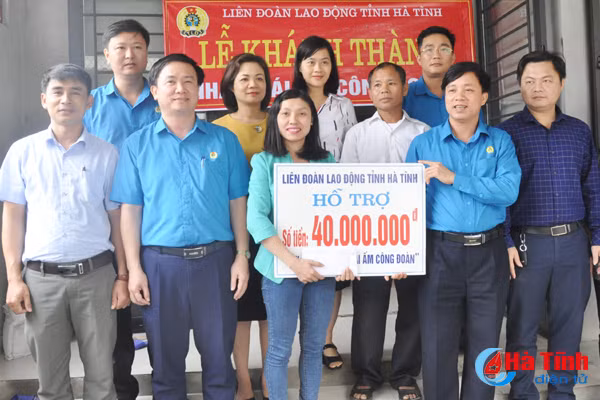 trao 80 trieu ho tro mai am cong doan cho 2 doan vien kho khan